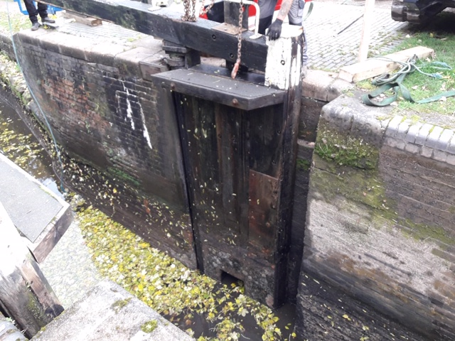 CRTWestMidlands's tweet image. The lock gate has how now been craned out of the canal and is now back in its correct position. The team will now work to fill the canal back up with water, get the crane off site and start to return the lock back to normal.