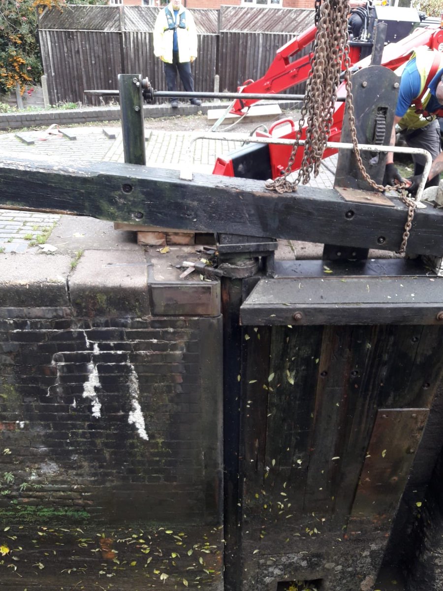 CRTWestMidlands's tweet image. The lock gate has how now been craned out of the canal and is now back in its correct position. The team will now work to fill the canal back up with water, get the crane off site and start to return the lock back to normal.