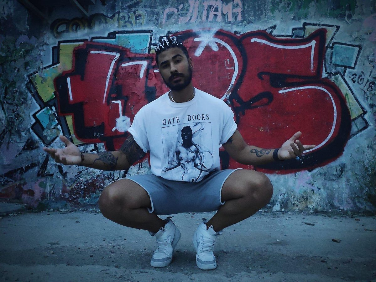 Estamos intentando acercarnos a vosotros, trabajando en la producción y distribución de nuevo merchandising.

Por lo pronto os preguntamos, os gustan estos modelos que ya tenemos? Tenéis alguna camiseta así?

📸 IG: @rocknrollaf @ema.esther

❤️ Me gusta
🔄 Me gusta, y tengo una!