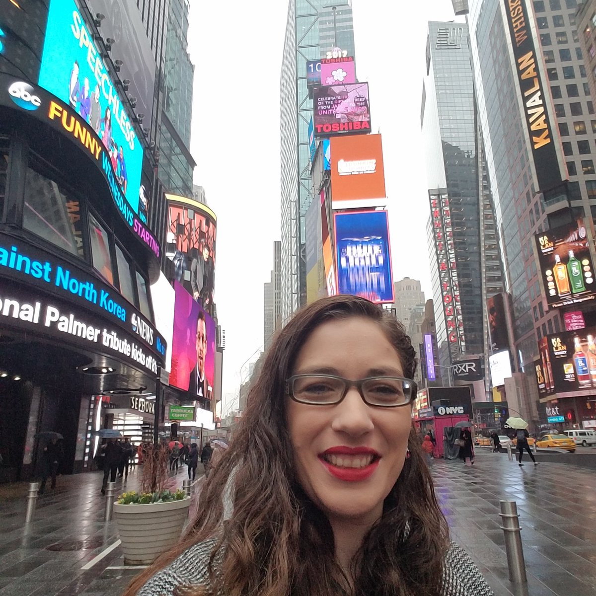 tfreud's tweet photo. Whether your job is focusing on you building your own dreams or someone else's: do it with genuine passion and integrity and success will follow.  #Tiffanyfreud #InfiniteVisioninc #businesscoach #transformationalcoach #womenempoweringwomen #passion #integrity #success #nyc #city https://t.co/7wTyIkIDAI