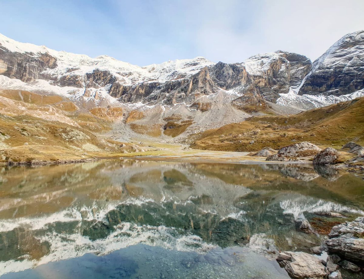 ricardrigall's tweet photo. Els cims del circ de Troumouse, on destaca la Munia (3.134 m), reflectits al Lac des Aires. #circdetroumouse #cirquedetroumouse #lamunia #lacdesaires #gèdre #héas #valléedegèdre #valléedugavedehéas #occitània #occitanie #bicicleta #btt #mtb #cicloalpinisme #tardor2020 https://t.co/VGFs6W4yhL