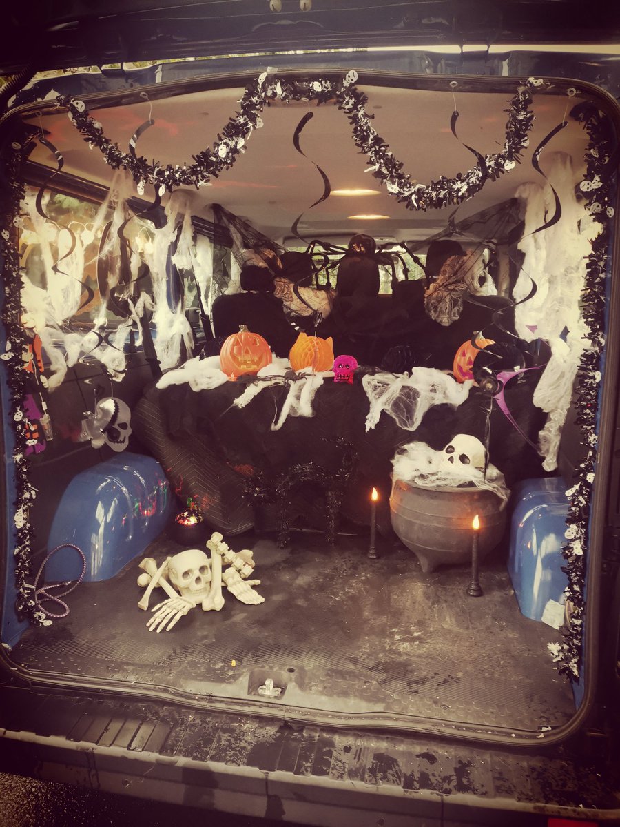 beckybr1ndle's tweet photo. Halloween 2020 in Warrington! We are delivering PPE and goody bags to every service in our decorated Mystery Machine 🎃👻🕸️ #beingcreative #peoplewesupport @meetmacintyre https://t.co/fFOWZfv2tJ