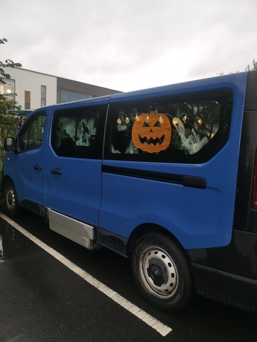 beckybr1ndle's tweet photo. Halloween 2020 in Warrington! We are delivering PPE and goody bags to every service in our decorated Mystery Machine 🎃👻🕸️ #beingcreative #peoplewesupport @meetmacintyre https://t.co/fFOWZfv2tJ