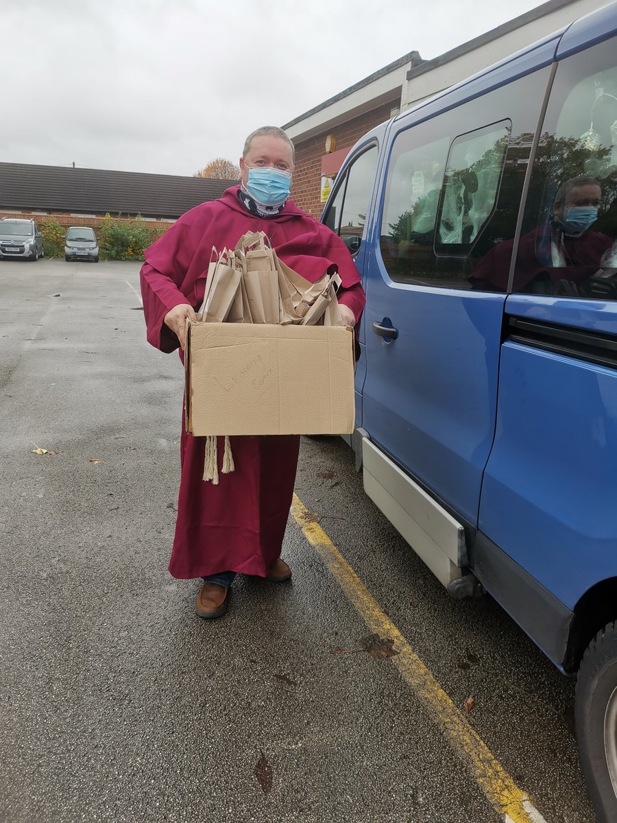 beckybr1ndle's tweet photo. Halloween 2020 in Warrington! We are delivering PPE and goody bags to every service in our decorated Mystery Machine 🎃👻🕸️ #beingcreative #peoplewesupport @meetmacintyre https://t.co/fFOWZfv2tJ