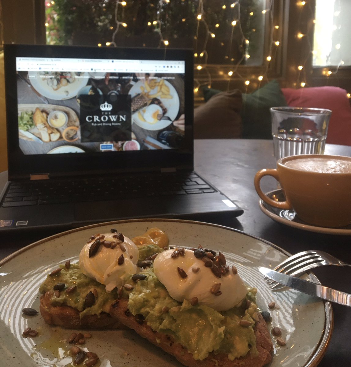 TheCrownE3's tweet image. Work from your cosy local! It’s Friday after all, time to treat yourself. Check out our £20 #workfrompub offer! #WorkFromHome #hotdesk #localpub #coffee #brunch #lunch #e3 #workclub