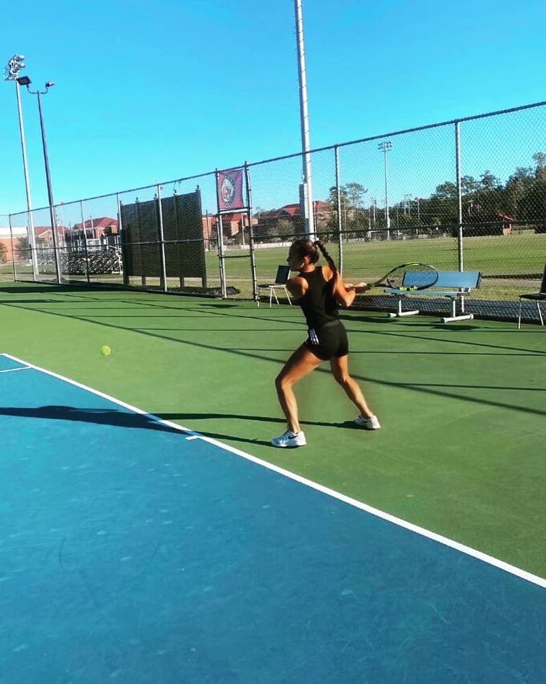🔝 Hoy queremos dar la enhorabuena a nuestra becada @marinaaprieto_ por su extraordinaria participación en el 🎾 #ITA NAIA Gulf Regional Championships, llegando a semifinales 💯 quedándose a las puertas de clasificarse para los Nacionales de la #NAIA.

¡Enorme Marina! 👏🏼