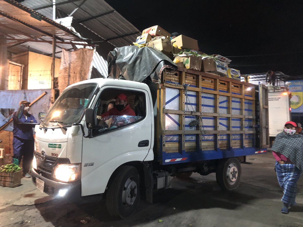 CastilloAlexEc's tweet photo. Nuestro compromiso es día a día, para entregar productos frescos y de la mejor calidad.
El Mercado Mayorista de Quito no se detiene 
#MMQEP #MejorServicio #SiempreFresco https://t.co/bT42FCQ2QS