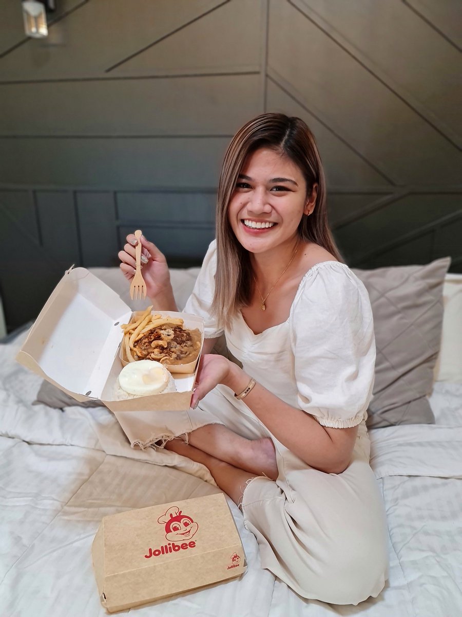 carmelaloo08's tweet photo. Some things are really meant for a comeback 💫
#ComebackIzReal talaga this year because MY ALL-TIME FAVORITE #JollibeeUltimateBurgersteak is here once again!
Available in select @jollibee stores for only Php 150! Who's craving? 🙋♀️
#UltimateComeback https://t.co/IMgofIPTWW