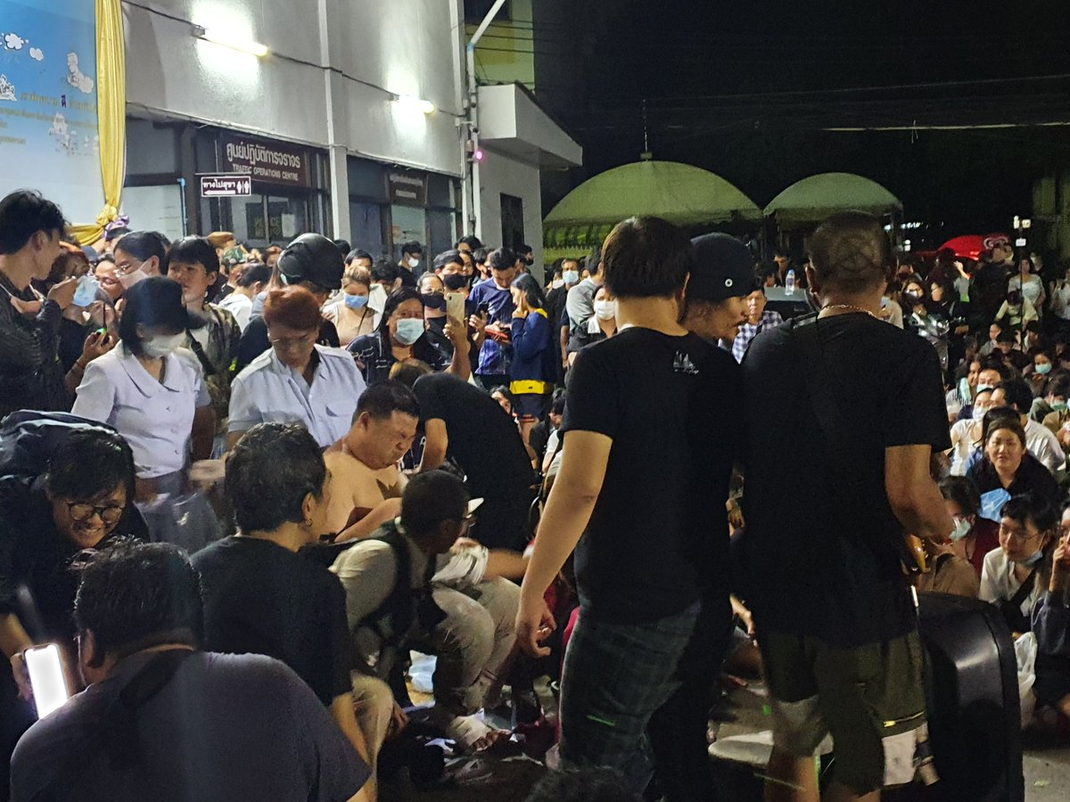 wittawatch7's tweet photo. 00.20 น. ขณะ ไผ่ ดาวดิน และวงสามัญชนเล่น ดนตรีหน้าสน.ประชาชื่น ระหว่างการอายัดตัว  ไมค์ เพนกวิ้น รุ้ง แพทย์ก็ปฐมพยาบาล เพนกวิ้น จากเศษกระจกที่กระเด็นใส่ ระหว่างที่นำตัวมา สน.ประชาชื่น  #PPTVHD36  #ปล่อยเพื่อนกู https://t.co/FvwuiZppGp