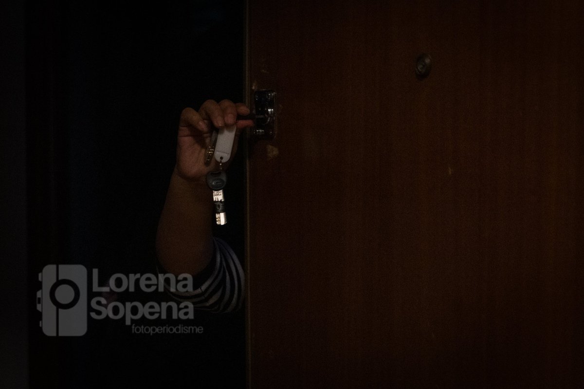 Occat93's tweet photo. La Ruth torna a casa. Gràcies a l'incansable lluita veïnal, i per la part que em toca, per haver compartit les fotos de la seva barbàrie i vosaltres per compartir les i fer-les virals.

Quina alegria. Però això no hauria d'haver passa't mai. No oblidem, ni perdonem. https://t.co/zfPL6amSt0