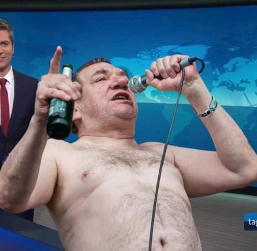 Nerdcorpse1's tweet image. Du wirst zusammengeschlagen
Wolltest nur nach der Uhrzeit fragen. Dein Bruder ist ein Kanibal und auch sonst spinnt er total

Und wat is dat Schlimmste?

Das Schlimmste ist wenn das Bier alle ist... 🎶🎶🎶

#diekassier #tagesthemenintro #ard #PUNKDRUNKERS