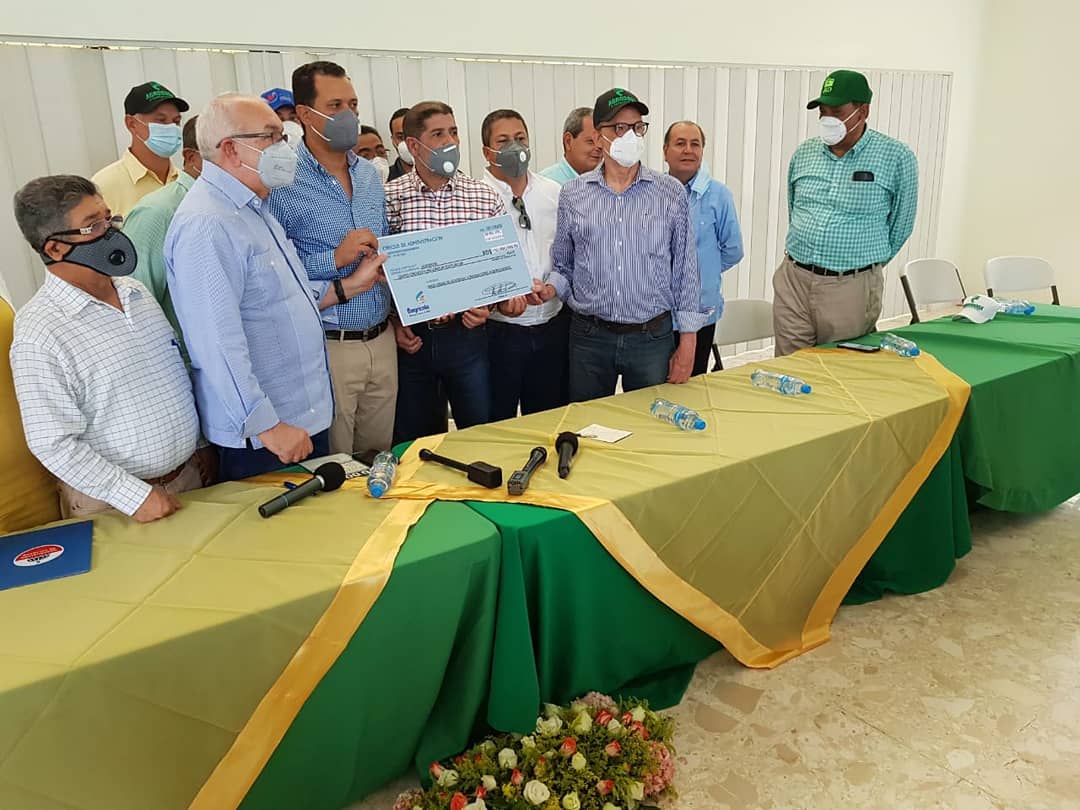 agrodosard's tweet photo. Con la presencia del Ministro @limbercruzl @agriculturard, el Ing. José Fabelo, Gerente General de AGRODOSA y la Dirección General de Riesgos Agropecuarios @digeradr paga a productores afectados por fenómenos atmosférico la suma de 150 millones en provincia de Valverde, Mao. https://t.co/hrFTUCkvlo