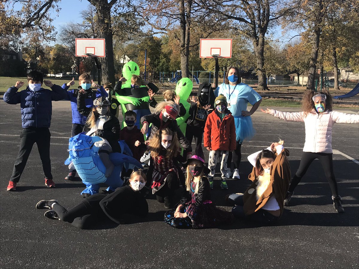 SoaringSiegels's tweet photo. Happy Halloween from the Soaring Siegels! #d39cheetahs @McKCheetahs https://t.co/UfaSYKj8G9