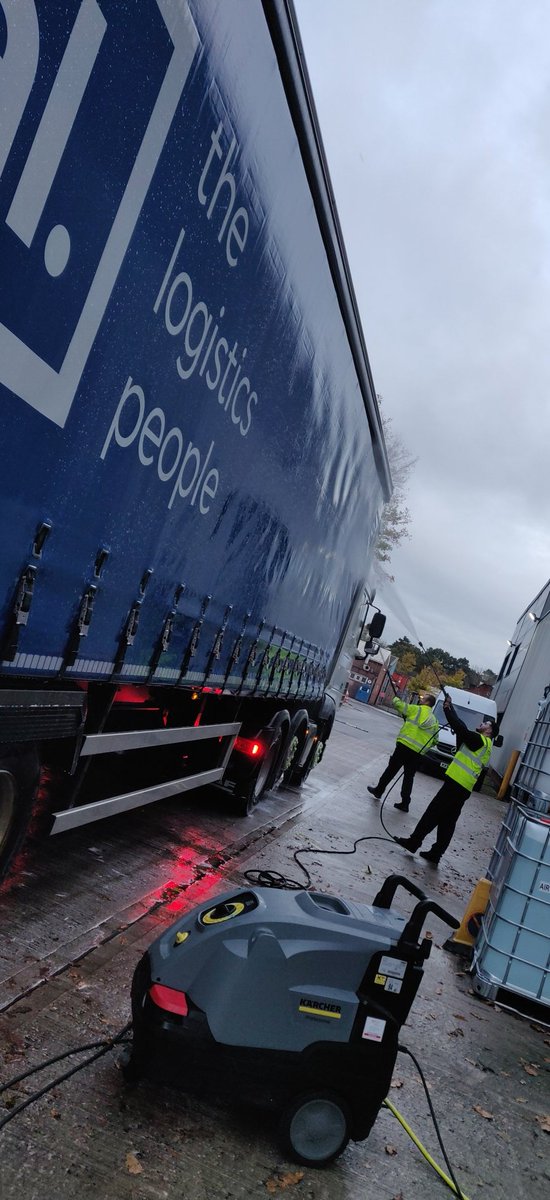 Finishing the week by giving the vehicles a well earned bath!  🚿🛁🚛