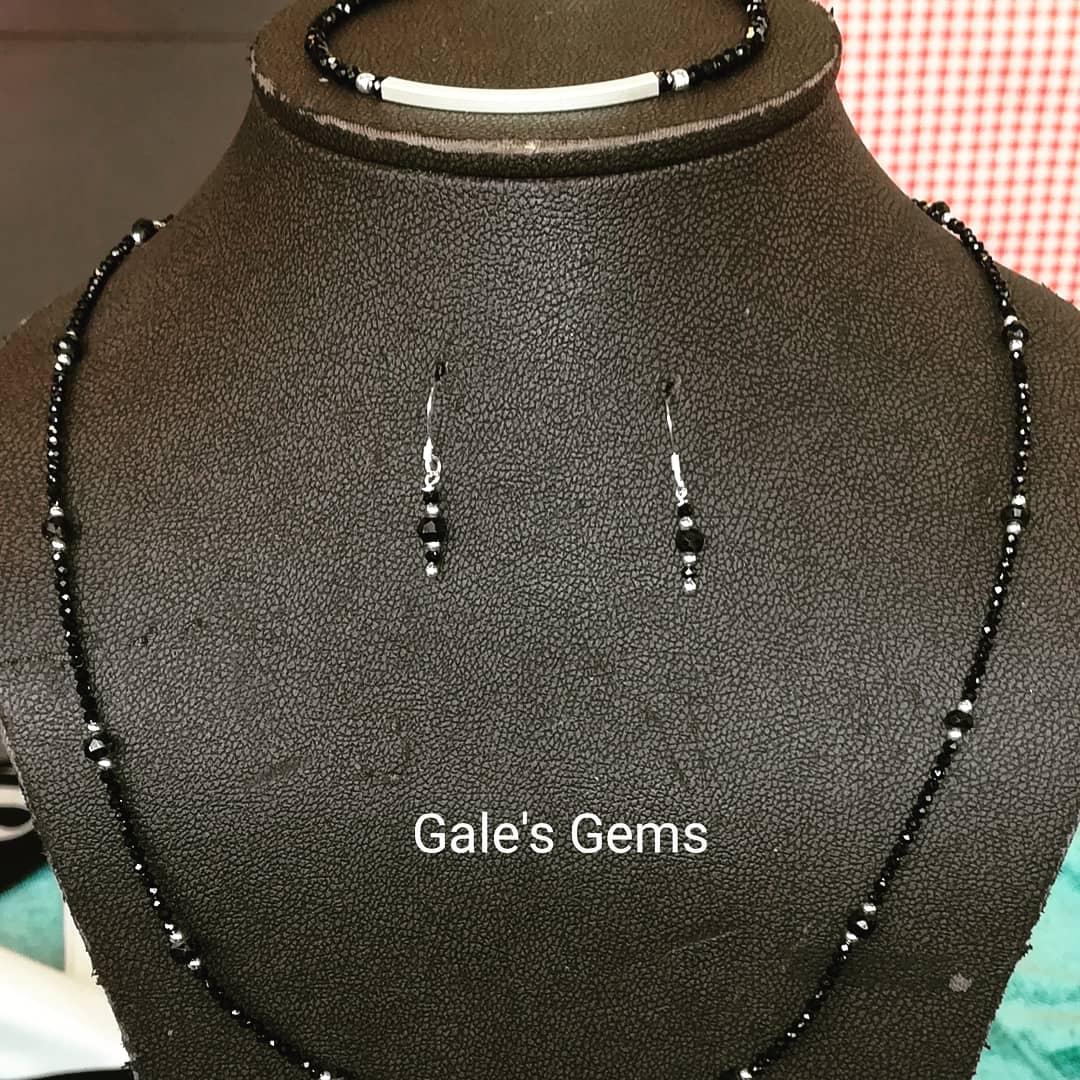 GaleClarke15's tweet photo. New pieces ready for the Trestle Market in Leek tomorrow. Remember I can post out or save pieces for you if you can't get to me 🙂 #galesgems #ooak #jewellery #UKGiftAM #UKGiftHour #smallbiz #HandmadeHour #shopsmall #firsttmaster #UKCraftersHour #madeinstaffordshire https://t.co/HYVrq8WJ4f