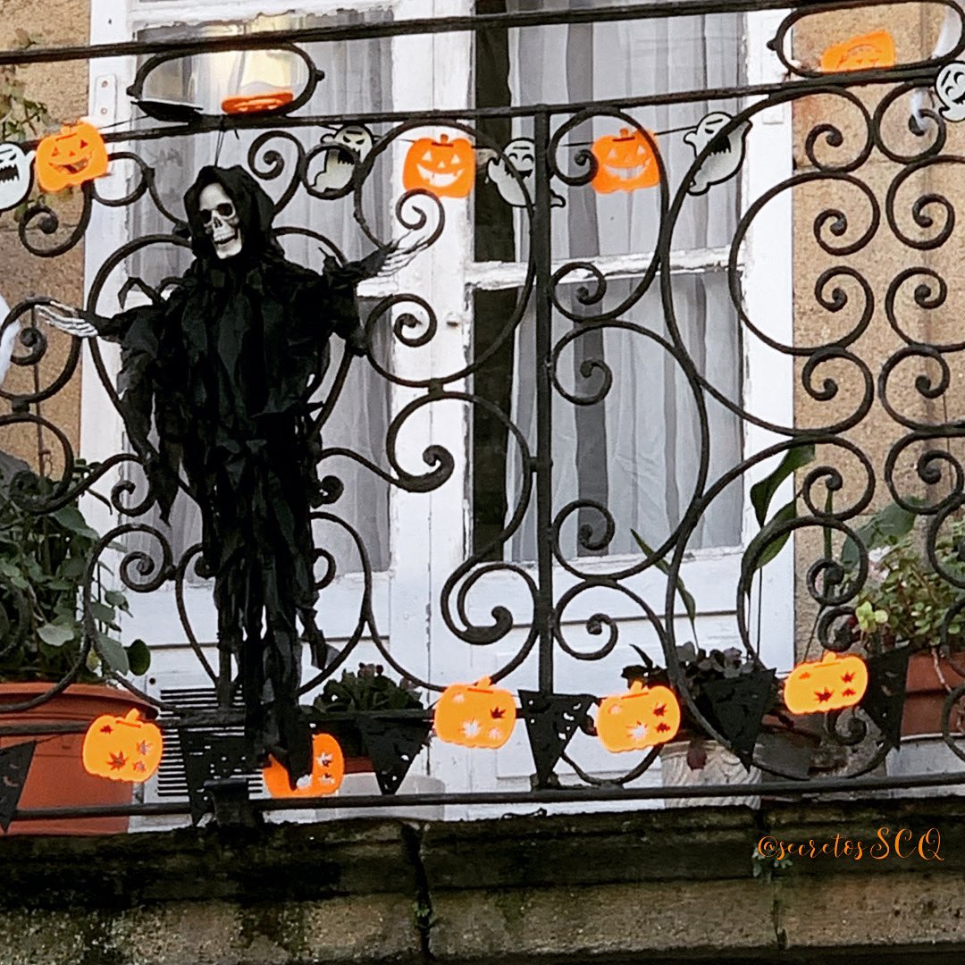 SecretosSCQ's tweet photo. Este año, Samaín en los balcones. Compostela perimetrada. BU! 👻 
#samain #compostela #santiagodecompostela #galicia #galiciacalidade #diadelosmuertos #secretosdecompostela https://t.co/AgfNb7sVK3