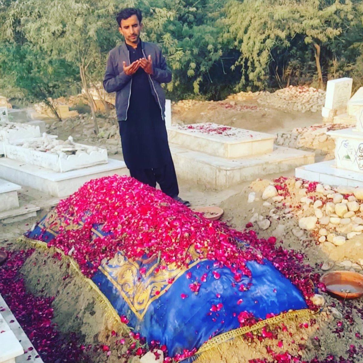 aneeshussain5's tweet photo. نظر اداس ہے، نظر ہی آ جاؤ فیصل جانی 😭💔
#LostButNotLeft
#justiceforfaisalmugheri
#impartialpostmortem
@fbhutto @BBhuttoZardari @SindhCMHouse https://t.co/Wx8xB1kFHq