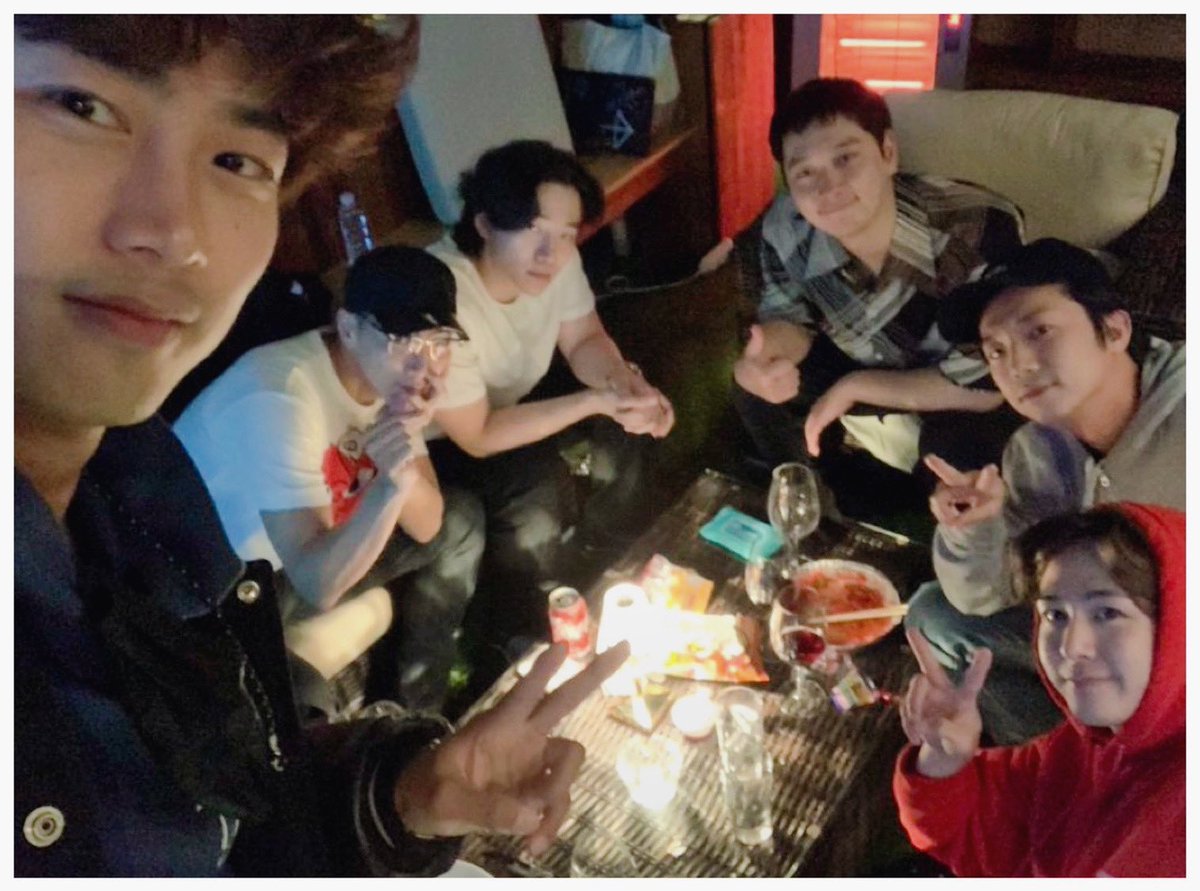 Lvsister's tweet photo. Chansungβs day off and they all went to guard over Jun.K π OMG @taeccool BIG HUGE THANK YOU FOR THIS AMAZING GIFTπ€©eternally gratefulππ»ββοΈ
#νλλΏμ€νΈ #2PMForeRver -0125- ππ§π#μ€νΈνμν
#μ΄μ€νΈ #Junho_The_Best_In_Seoul #γΈγ₯γ #2PM #AlwaysNextToJunho #2PMJunho #140daysCountdown https://t.co/8c4udVIaqo