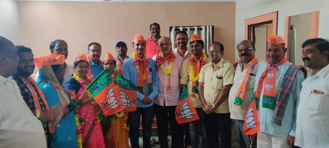 ShivaramHebbar's tweet photo. ಇಂದು ಮುಂಡಗೋಡ ಪಟ್ಟಣ ಪಂಚಾಯತದ ಐವರು ಕಾಂಗ್ರೆಸ್ ಸದಸ್ಯರು ನಮ್ಮ ಪಕ್ಷದ ತತ್ವ ಸಿದ್ದಾಂತಗಳನ್ನು ಒಪ್ಪಿ ಪಕ್ಷವನ್ನು ಸೇರ್ಪಡೆಗೊಂಡರು, ಅವರಿಗೆ ಪಕ್ಷದ ಶಾಲು ಹೊದಿಸಿ ಅತ್ಯಂತ ಆತ್ಮೀಯತೆಯಿಂದ ನಮ್ಮ ಪಕ್ಷಕ್ಕೆ ಬರಮಾಡಿಕೊಳ್ಳಲಾಯಿತು.
#Mudgod | #BJPOffice | #BJPKarnataka
@BSYBJP | @blsanthosh | @nalinkateel https://t.co/6hyPPXlu1C