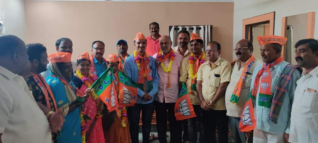 ShivaramHebbar's tweet photo. ಇಂದು ಮುಂಡಗೋಡ ಪಟ್ಟಣ ಪಂಚಾಯತದ ಐವರು ಕಾಂಗ್ರೆಸ್ ಸದಸ್ಯರು ನಮ್ಮ ಪಕ್ಷದ ತತ್ವ ಸಿದ್ದಾಂತಗಳನ್ನು ಒಪ್ಪಿ ಪಕ್ಷವನ್ನು ಸೇರ್ಪಡೆಗೊಂಡರು, ಅವರಿಗೆ ಪಕ್ಷದ ಶಾಲು ಹೊದಿಸಿ ಅತ್ಯಂತ ಆತ್ಮೀಯತೆಯಿಂದ ನಮ್ಮ ಪಕ್ಷಕ್ಕೆ ಬರಮಾಡಿಕೊಳ್ಳಲಾಯಿತು.
#Mudgod | #BJPOffice | #BJPKarnataka
@BSYBJP | @blsanthosh | @nalinkateel https://t.co/6hyPPXlu1C