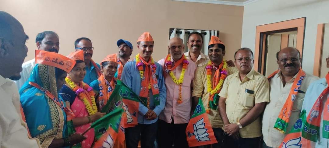 ShivaramHebbar's tweet photo. ಇಂದು ಮುಂಡಗೋಡ ಪಟ್ಟಣ ಪಂಚಾಯತದ ಐವರು ಕಾಂಗ್ರೆಸ್ ಸದಸ್ಯರು ನಮ್ಮ ಪಕ್ಷದ ತತ್ವ ಸಿದ್ದಾಂತಗಳನ್ನು ಒಪ್ಪಿ ಪಕ್ಷವನ್ನು ಸೇರ್ಪಡೆಗೊಂಡರು, ಅವರಿಗೆ ಪಕ್ಷದ ಶಾಲು ಹೊದಿಸಿ ಅತ್ಯಂತ ಆತ್ಮೀಯತೆಯಿಂದ ನಮ್ಮ ಪಕ್ಷಕ್ಕೆ ಬರಮಾಡಿಕೊಳ್ಳಲಾಯಿತು.
#Mudgod | #BJPOffice | #BJPKarnataka
@BSYBJP | @blsanthosh | @nalinkateel https://t.co/6hyPPXlu1C