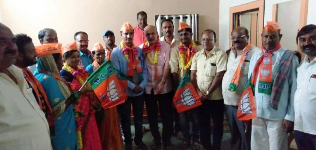 ShivaramHebbar's tweet photo. ಇಂದು ಮುಂಡಗೋಡ ಪಟ್ಟಣ ಪಂಚಾಯತದ ಐವರು ಕಾಂಗ್ರೆಸ್ ಸದಸ್ಯರು ನಮ್ಮ ಪಕ್ಷದ ತತ್ವ ಸಿದ್ದಾಂತಗಳನ್ನು ಒಪ್ಪಿ ಪಕ್ಷವನ್ನು ಸೇರ್ಪಡೆಗೊಂಡರು, ಅವರಿಗೆ ಪಕ್ಷದ ಶಾಲು ಹೊದಿಸಿ ಅತ್ಯಂತ ಆತ್ಮೀಯತೆಯಿಂದ ನಮ್ಮ ಪಕ್ಷಕ್ಕೆ ಬರಮಾಡಿಕೊಳ್ಳಲಾಯಿತು.
#Mudgod | #BJPOffice | #BJPKarnataka
@BSYBJP | @blsanthosh | @nalinkateel https://t.co/6hyPPXlu1C