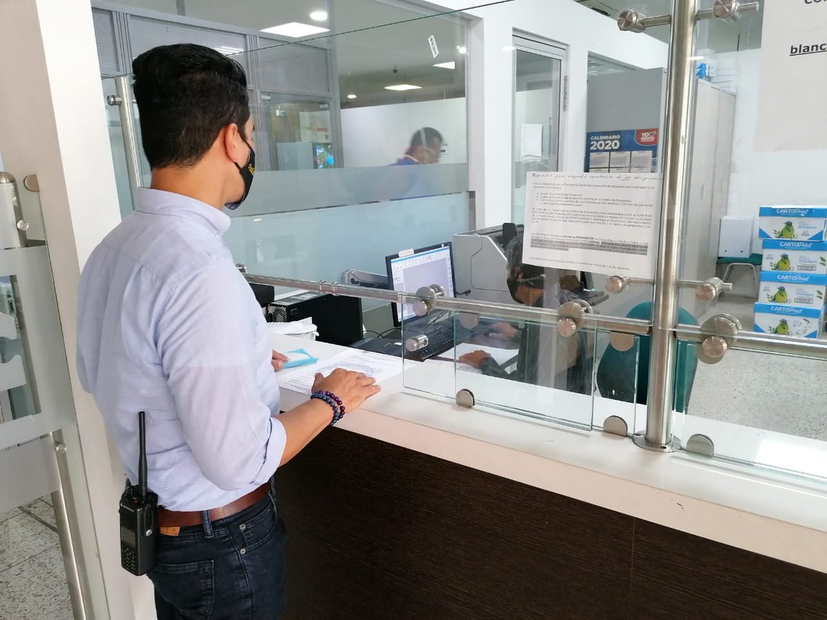 #AEstaHora, <a href="/JorgeIvanOspina/">Jorge Ivan Ospina</a> y <a href="/WMVallejo/">William M. Vallejo</a> realizan denuncia penal ante <a href="/FiscaliaCol/">Fiscalía Colombia</a> del agente de tránsito #469, quien presuntamente se ve involucrado en un hecho ilícito al recibir dineros para no realizar contravención.

#CaliUnidaPorLaVida 💙❤️💚