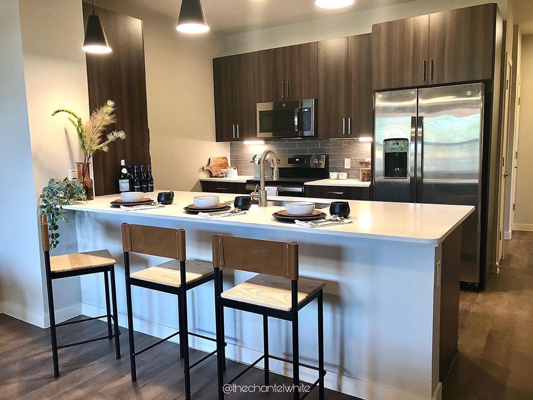 ArcaProperty's tweet photo. What do you love about this kitchen? 🥰⁣
⁣
It’s the whole thing for us.⁣
⁣
- Espresso cabinets⁣
- Quartz countertops⁣
- Taupe subway tile backsplash ⁣
- Black matte pendant lighting⁣

#arcapropertymanagement #kitchen #design #lighting #interior #interiordesign https://t.co/A9wYFL6mXW