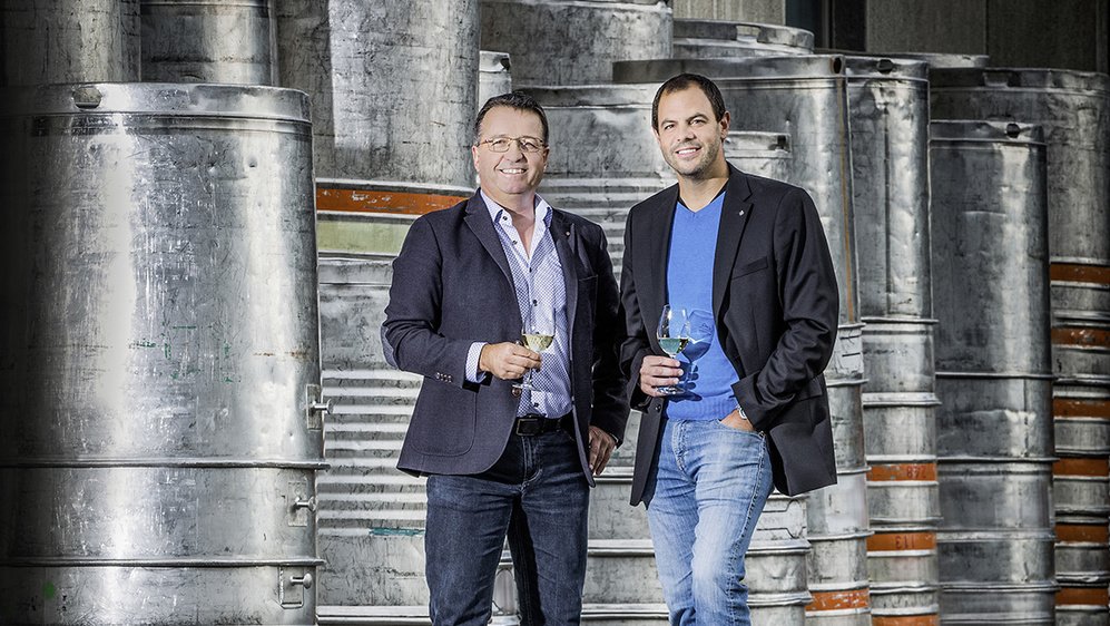 lenouvelliste's tweet photo. #SUCCES Grand Prix du #vin suisse (#GPVS): les #valaisans montent à 23 reprises sur le podium (virtuel) et trustent sept premiers rangs sur treize. Le titre de Cave #suisse de l’année 2020 revient à la Cave Saint-Pierre à #Chamoson 🍷
➡️ https://t.co/tRaECrPiiD
#vignerons #Valais https://t.co/bFtwBVpVV4