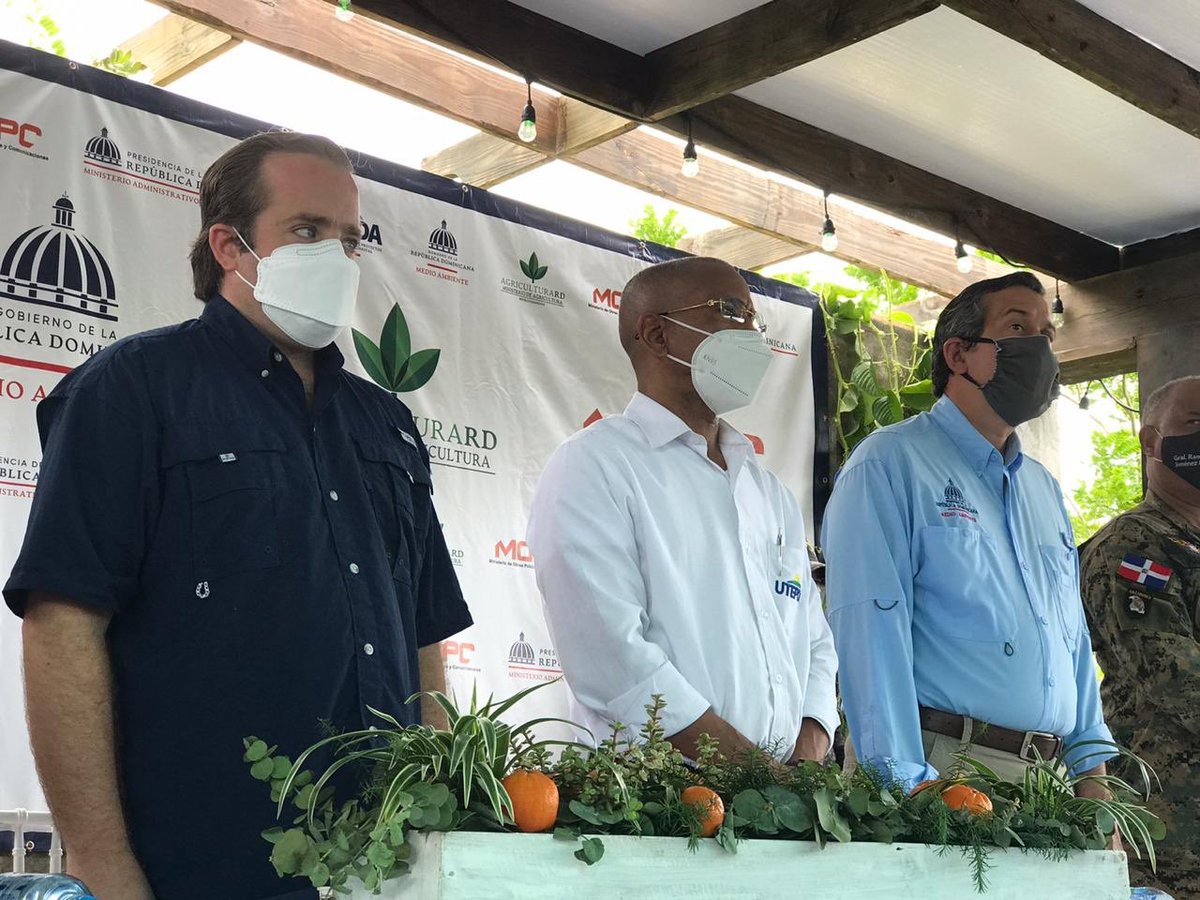 AmbienteRD's tweet photo. El ministro @orlandojm participó en jornada de reforestación en la cuenca del rio Yásica, provincia Puerto Plata junto a la @utepdard, Eliferbo Herasme y el ministro Administrativo de la Presidencia, @JosePaliza #plantandojuntos https://t.co/XbL0QPhXHS