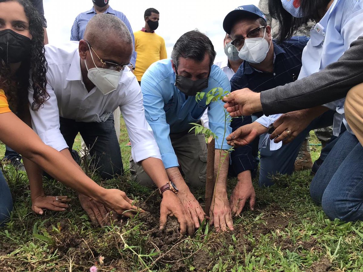AmbienteRD's tweet photo. El ministro @orlandojm participó en jornada de reforestación en la cuenca del rio Yásica, provincia Puerto Plata junto a la @utepdard, Eliferbo Herasme y el ministro Administrativo de la Presidencia, @JosePaliza #plantandojuntos https://t.co/XbL0QPhXHS