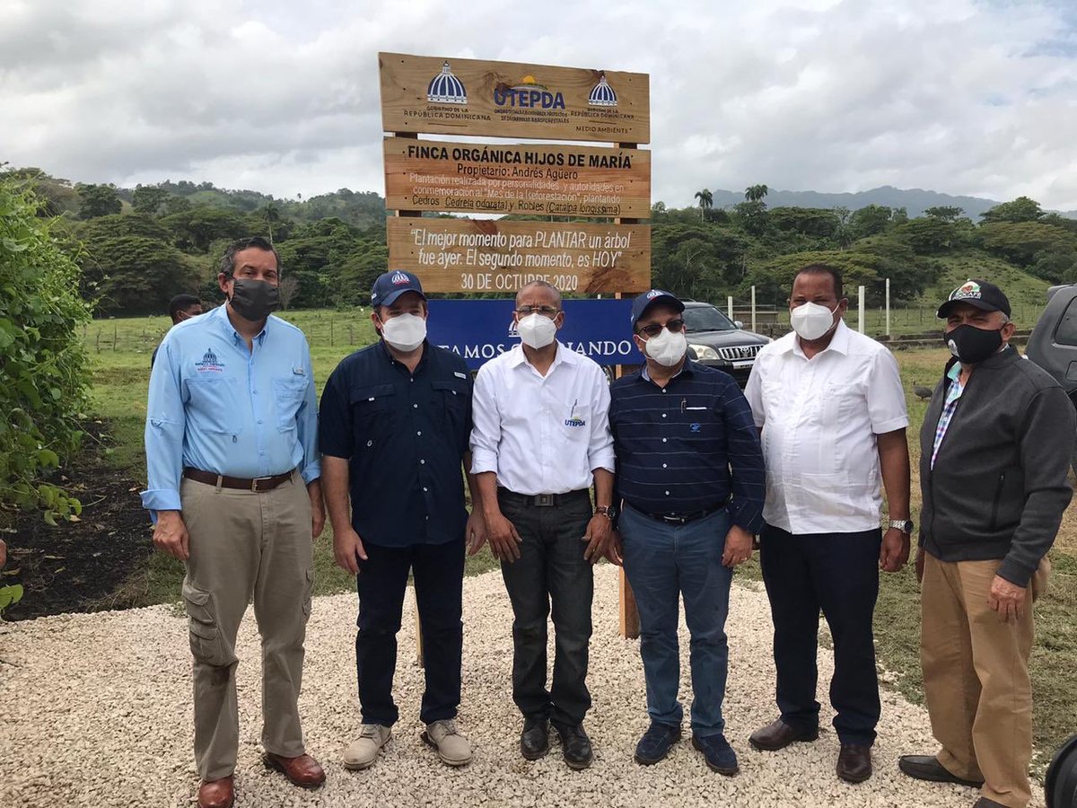 AmbienteRD's tweet photo. El ministro @orlandojm participó en jornada de reforestación en la cuenca del rio Yásica, provincia Puerto Plata junto a la @utepdard, Eliferbo Herasme y el ministro Administrativo de la Presidencia, @JosePaliza #plantandojuntos https://t.co/XbL0QPhXHS