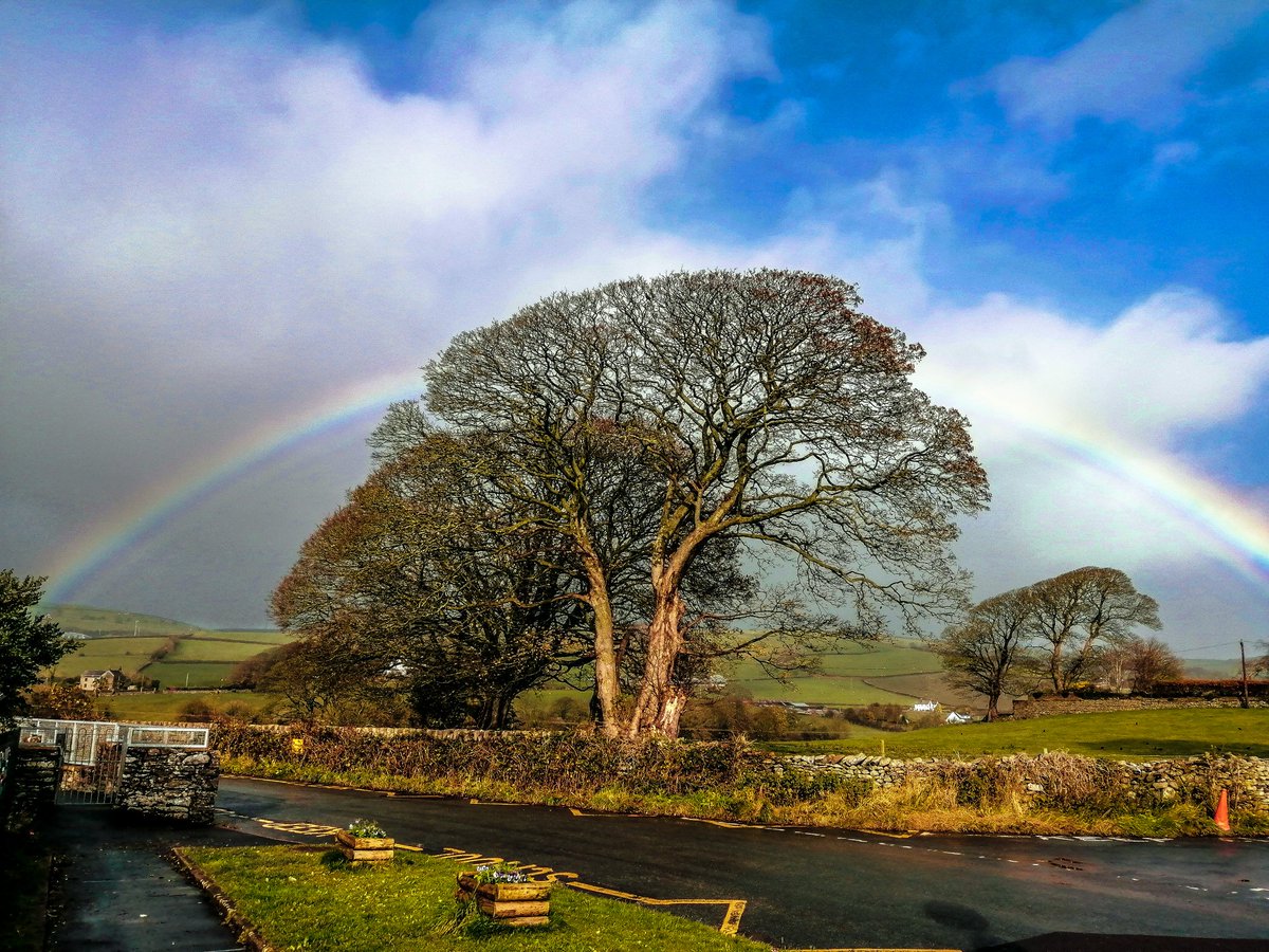 Pennington_2016's tweet photo. Sometimes we are just in the right place at the right time... Stay safe everyone 😊 🌦️🌧️🌥️🌈🌈 #rainbow #rainbowofjoy #Rain #sunshine #school #StaySafe https://t.co/EJafozKaIr