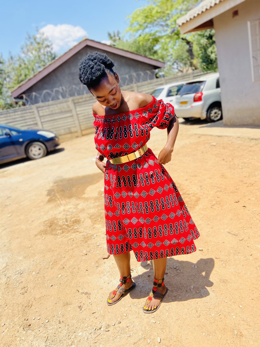 yourfaveeng's tweet photo. Kurikuroorwa this weekend ndekupi timbopfekawo mazambia? 😊✨
#engineerbae #roorasettings #love #civilengineer #ZimbabweanLivesMatter 

It’s definitely the hair for me 🥰🥰 
#teamnatural #naturalhair https://t.co/pRjI43bHFJ