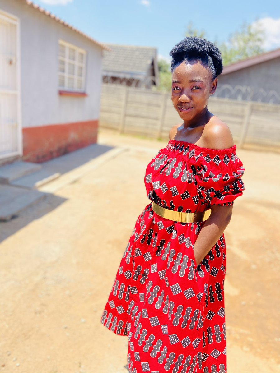yourfaveeng's tweet photo. Kurikuroorwa this weekend ndekupi timbopfekawo mazambia? 😊✨
#engineerbae #roorasettings #love #civilengineer #ZimbabweanLivesMatter 

It’s definitely the hair for me 🥰🥰 
#teamnatural #naturalhair https://t.co/pRjI43bHFJ