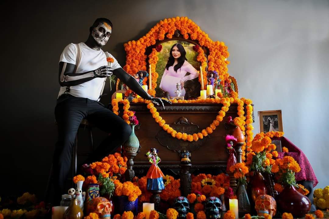 MauuRamos's tweet photo. Estoy impresionado con esta magia de historia, es hermosa pero muy triste. Que grandes!! ๐ค๐ค๐ค
#DiaDeMuertos
Copy: #JamesAlvarez
Photography and set up by #vanessa_marie_carbajal. Thank you for this gift weโll cherish forever. Make up artist #kahlovera #artbysusieq https://t.co/zzk0rLOE91