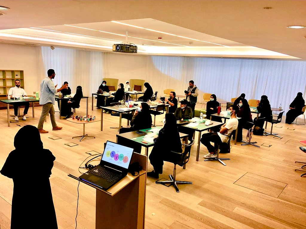 BrightUp_sa's tweet photo. ضمن فعالية تنوين 2020 .قامت برايت آب بالتعاون مع مختبر الأفكار في اثراء بتصميم ورشة "تحدي الأثاث الكرتوني " .@Ithra|اثراء
"التفكير التصميمي لإيجاد أفكار وتصاميم مبتكرة بالتركيز على توفير القيمة للمستخدمين ".

#designthinking #تنوين_إثراء #tanween #ithra
 #تنوين_إثراء https://t.co/LCBg62m7dn