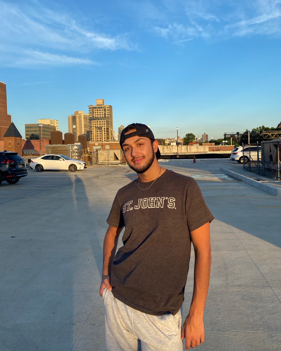 StJohnsU's tweet photo. βοΈ You'll always glow when you rep #StJohns! To be featured on our page make sure to #RockTheRed and share it using #RedStormFriday. β€οΈβ‘οΈ
πΈ: Max Marcone https://t.co/O1uW73XfqG