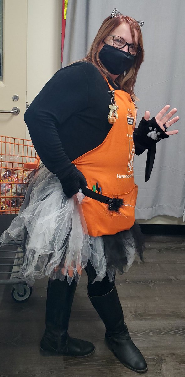 OksanaChernata's tweet photo. No matter what is going on in the world we always finding the reason to be #happy here @HomeDepot #Halloween #haloween2020 @hmalak @kelly_presti @GraceKi23492858 @HBullard13 @MateGerry @HD_LuisD https://t.co/AFd9C03Umn