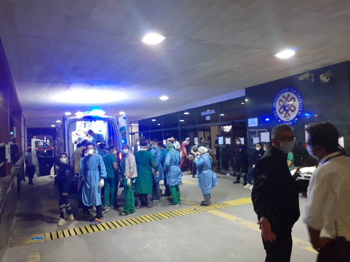 İzmir'de sağlık çalışanları, depremzedeleri karşılamak için hastane önünde bekliyor.