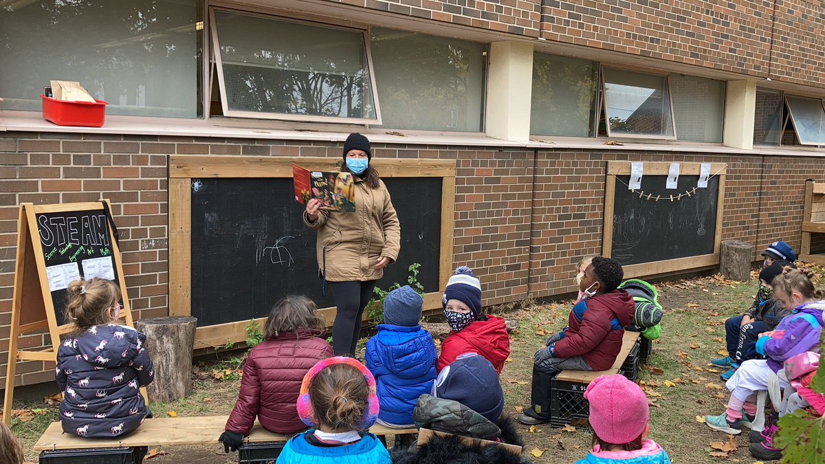 TDSB_IRC's tweet photo. Snowflakes in our Outdoor Classroom! @TDSB_STEM https://t.co/SS1InZ5buh