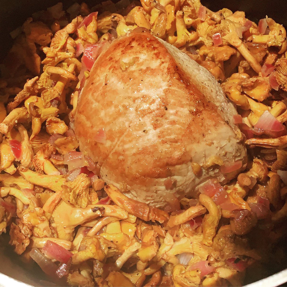 Langlai73410097's tweet photo. Veau cocotte aux girolles ,
Crème d’isigny, , on en raffole ,
Doucement mijoté, pour des plaisirs sublimés. Délicatesse en bouche , 
Pour amateurs peu farouches ...#veau #girolles #cremeisigny #normandie #correze #cuisinemaison #cuisinesimple #rapide #regalade #gourmandise https://t.co/5hjzUvCsC1