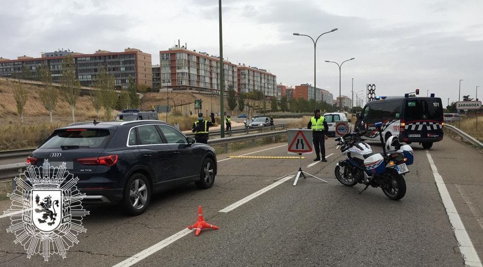 policiazaragoza's tweet photo. Estamos realizando #CONTROLES con @policia y @guardiacivil en los ACCESOS Y SALIDAS de #Zaragoza para garantizar el cumplimiento de las medidas decretadas por el @GobAragon.
No realices desplazamientos innecesarios.
#SéResponsable https://t.co/UDY0Xj0DpD