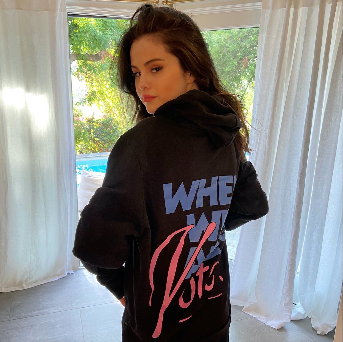 tisfey's tweet photo. Ela milita na capa do EP;
Ela milita na capa da revista;
Ela milita fazendo publi pra Rare Beauty;
Ela milita no camarim fazendo as unhas e o cabelo;
THIS IS SELENA GOMEZ- eu amo. https://t.co/TPIQjnJBrX