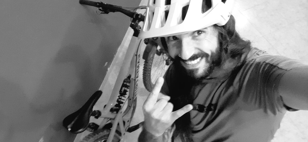 BaltiPicornell's tweet photo. La millor cura és la natura, entreno Coll des Vent (#SantSalvador)
#santacruzhightower
#enduromtb https://t.co/6SAkF4YPzd