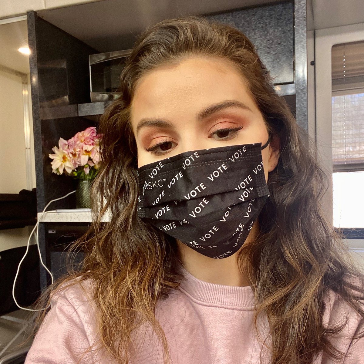 tisfey's tweet photo. Ela milita na capa do EP;
Ela milita na capa da revista;
Ela milita fazendo publi pra Rare Beauty;
Ela milita no camarim fazendo as unhas e o cabelo;
THIS IS SELENA GOMEZ- eu amo. https://t.co/TPIQjnJBrX