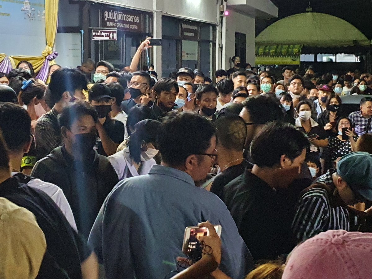 wittawatch7's tweet photo. 00.00 น. ไผ่ ดาวดิน โผล่ร่วมให้กำลังใจ ไมค์ เพนกวิ้น รุ้ง พร้อมเล่นดนตรีกับผู้ชุมนุมหน้า สน.ประชาชื่น โดยมีสัญลักษณ์ อนาชีด ด้านหลังศีรษะ ขณะเพนกวิ้น ยืนยัน ต่อสู้อย่างสันติ ขณะผู้ชุมนุมส่งเสียงให้กำลังใจ ด้านศิลปินวง แรป เอเจนท์ ร้องเพลง ประเทศกูมี #PPTVHD36  #ปล่อยเพื่อนกู https://t.co/rkoLOV38Sk