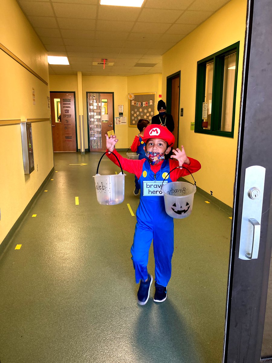 monroeandi100's tweet photo. Happy Fall Dress-up Day 🎃! #firstgradefallfun #CESBuzzing https://t.co/4FLAbB4oas