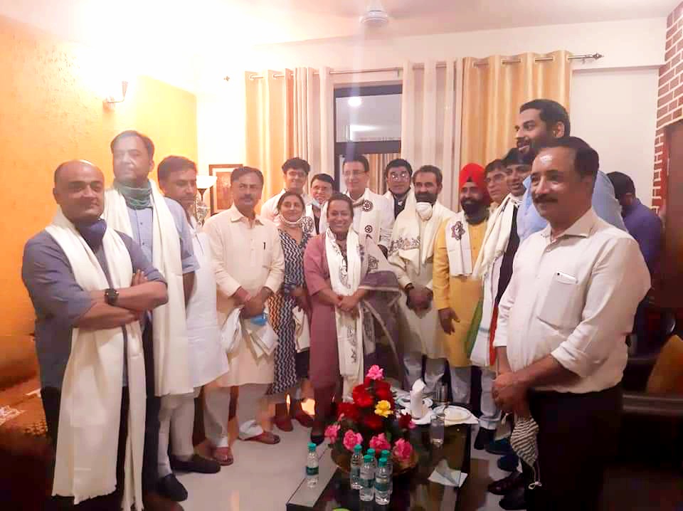 szarita's tweet photo. Away from home for the #BiharElections but there is always a family waiting for you in some part of this country.Thank you @PremChandraMis2 ji.The perks of belonging to @INCIndia
@rssurjewala @Pawankhera @shaktisinhgohil @rohanrgupta @iPrashantSingh @AbhayDubeyINC @naveen1177 https://t.co/T2m3bn0ndS