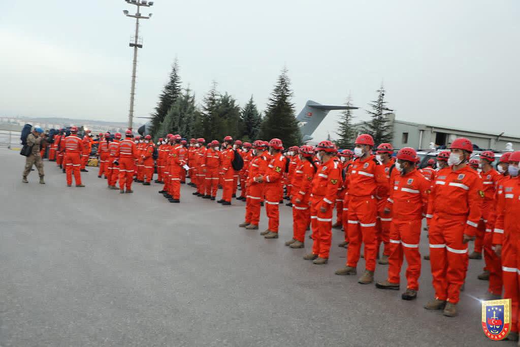 İzmir’de meydana gelen depremde arama kurtarma çalışmalarına katılacak olan JÖAK’a bağlı;
✔️132 personel,
✔️5 araç,
✔️3 arama kurtarma ve
✔️1 kadavra köpeğinden oluşan bir JAK taburu, AFAD ekipleri ile birlikte Hava Kuvvetlerine bağlı uçaklarla bölgeye intikal etmektedir.
#deprem